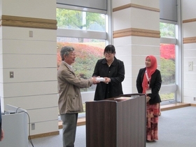 Exchanging mementos with President Ogasawara