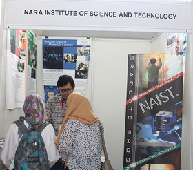 Dr. Davis explaining NAIST to visitors (2)