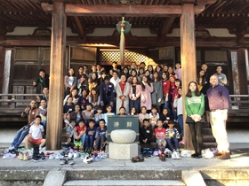 All the international students and children in front of the national treasure Chokyu-ji Temple