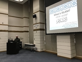 Imam Mohsen Shaker Bayoumy explaining central points of the Islamic religion.