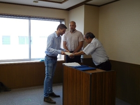 President Yokoya giving Student Advising Certificate