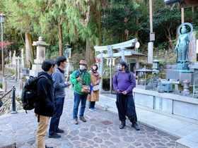 Students guided by a Ikoma tour volunteer in Hozanji