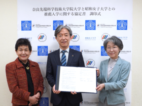 Signing Ceremony, Dr. BANDO Mariko, Chancellor, Chairperson of the board of the Showa Women’s University (Left), Dr. SHIOZAKI Kazuhiro, President of NAIST (Center), Dr. KOHARA Natsuko, President of the Showa Women’s University (Right)