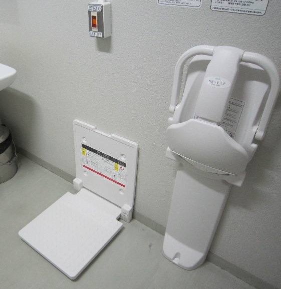 多目的トイレのベビーチェアの写真