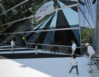 高山サイエンスプラザのアインシュタインの広場前でのボール遊びの様子