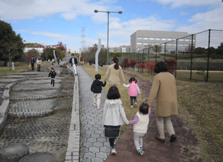 託児室せんたんから子どもたちがお散歩に出かけている様子