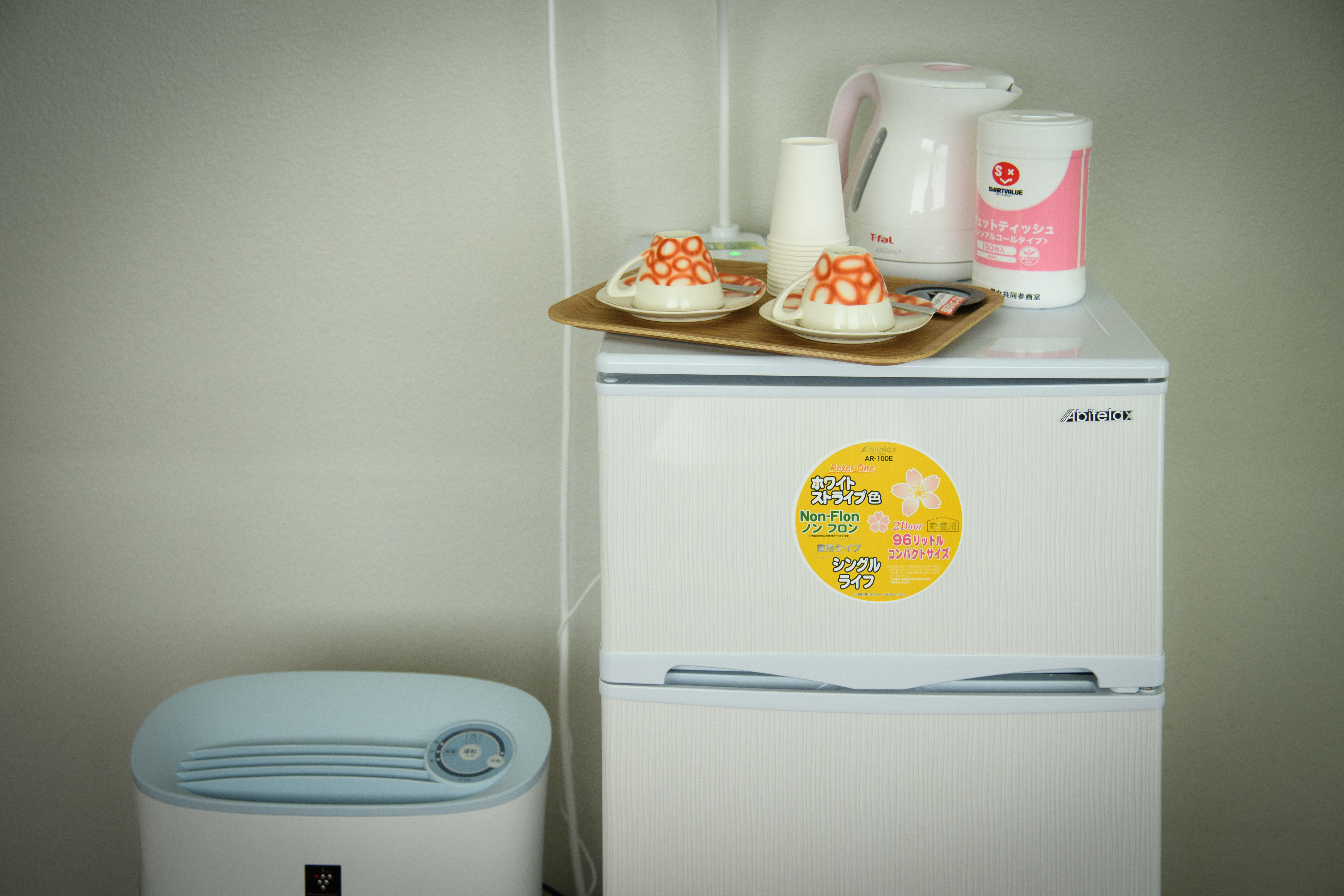 女性専用休憩室内冷蔵庫と電気ケトルと空気清浄機の写真