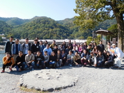 京都・嵐山の渡月橋を訪れた留学生ら