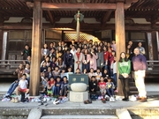 国宝の長弓寺の前で留学生と子供たち全員で集合写真