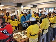 日本食体験で寿司を握り、盛り上がる留学生たち