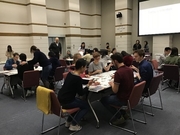 グループに分かれて書道の練習を行う留学生と、そのサポートを行う日本人学生