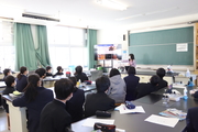 12月 9日（木）、生駒市立緑ヶ丘中学校で「ロボットと感情」と題した授業を行う日永田智絵 情報科学領域助教