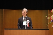 式辞を述べる塩﨑学長　 A congratulatory speeches by President SHIOZAKI.