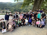 ①京都・嵐山の渡月橋を訪れた留学生ら