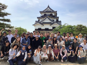 ①国宝・彦根城を訪れた留学生ら