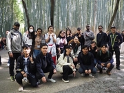 竹林の小径を楽しむ留学生ら