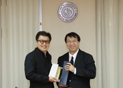 記念品贈呈の様子