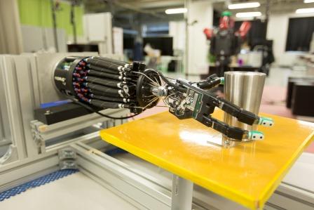 生体模倣型触覚センサを備えた空気圧人工筋駆動ロボットハンド
