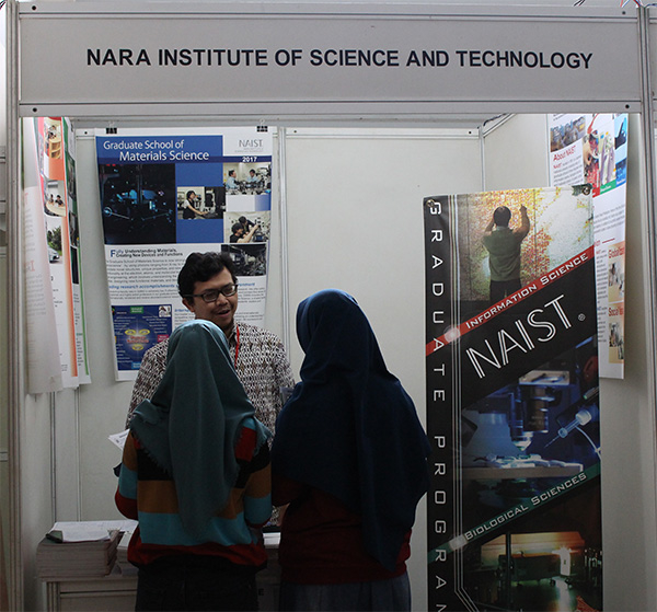 Alumni Represented NAIST at the Career & Scholarship Expo in Indonesia (May 13-14, 2017)