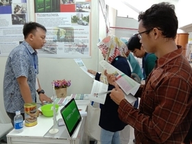NAIST Indonesia office staff explaining NAIST to visitors