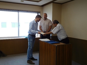 President Yokoya giving Student Advising Certificate