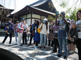 Students learning about Tenryuji Temple