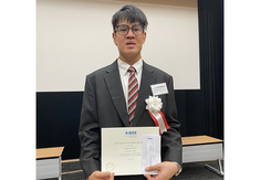Kundjanasith Thonglek (Software Design and Analysis Lab) receives the IEEE Kansai Section Student Paper Award.