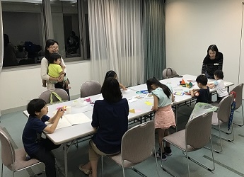 Picture of children and their parents at the 10th Keihanna Women Researchers Network Tea Party