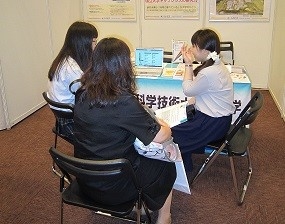 日経ウーマノミクスフォーラム2018での情報交換の様子