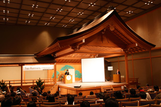 奈良県新公会堂能楽ホールでの公演の様子