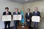 平成25年度文部科学大臣表彰「科学技術賞」を受賞した箱嶋教授、河野教授、冬木教授が小笠原学長に受賞を報告（2013/04/19）