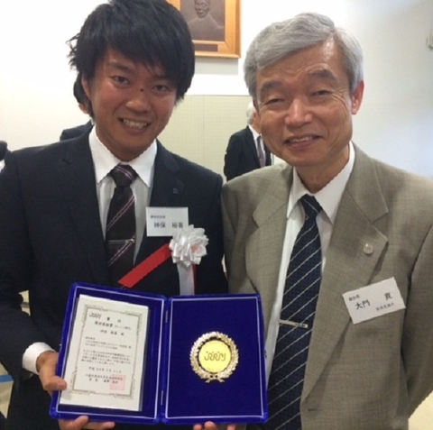 凝縮系物性学研究室の神保裕喜さん（当時博士前期課程2年）が第35回表面科学学術講演会において平成27年度講演奨励賞（スチューデント部門）を受賞