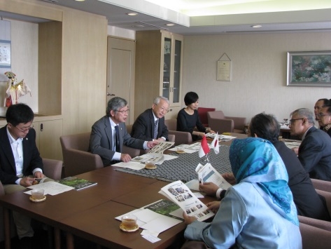 ムハマディヤ財団会長及びムハマディア大学サラカルタ校学長一行が本学を表敬訪問(2016/10/20)