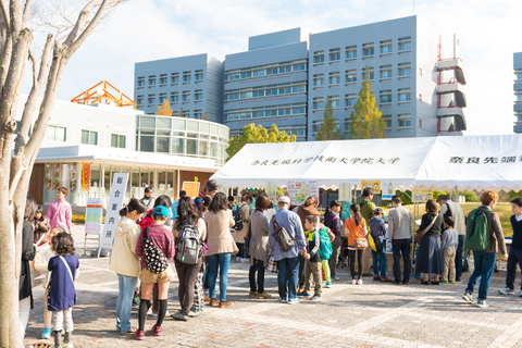 最先端の科学ってこんなに楽しい！ −オープンキャンパス2016を開催−（2016/11/13）