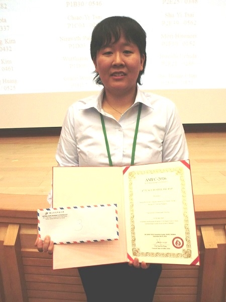 センシングデバイス研究室の熊本成美さん（博士前期課程1年）がAMEC-2016 The 10th Asian Meeting on Electroceramicsにおいて3rd PLACE POSTER AWARDを受賞
