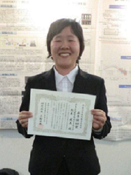 物質創成科学研究科センシングデバイス研究室の熊本成美さん（博士前期課程1年）が第11回次世代先端光科学研究会で若手奨励賞を受賞