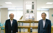 奥野誠亮文庫の前にて（奥野信亮衆議院議員（右）と横矢学長（左））