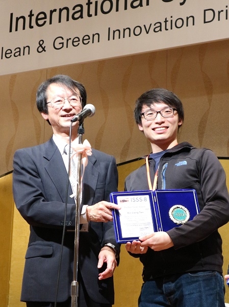 物質創成科学研究科　凝縮系物性学研究室のXin Tan Liangさん(博士前期課程2年)がInternational Symposium of Surface Science 8においてBest Poster Awardを受賞