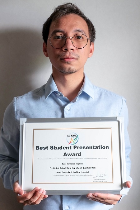数理情報学研究室のPaul Rossener Regoniaさん(博士後期課程2年)が国際シンポジウムEM-NANO 2019においてBest Student Presentation Awardを受賞