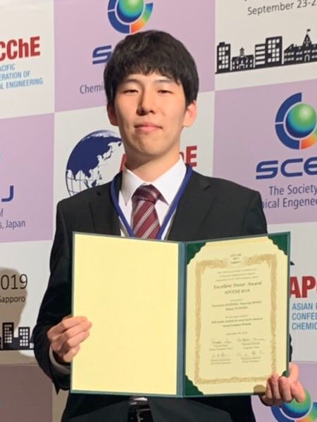 データ駆動型化学研究室の青島慎一郎さん（博士前期課程2年）が、The 18th Asian Pacific Confederation of Chemical Engineering Congress にてExcellent Poster Awardを受賞