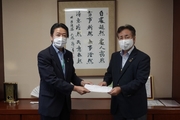本学の松山企画・教育部長（左）から山本昇生駒市副市長（右）に要望書を提出しました。