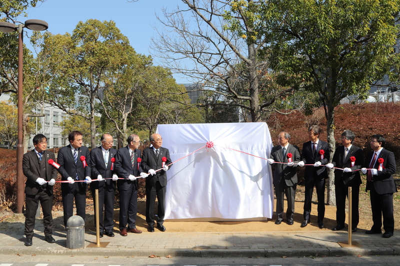 「山中伸弥栄誉教授記念ランニングロード除幕式」を挙行（2021/3/10）