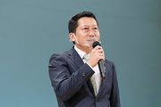 開会挨拶を行う小紫市長