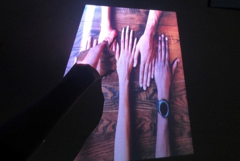 〔プレスリリース〕プロジェクタの投影画面を指先で操作できる タッチセンシング技術を開発 ～直接触れずに空中で指示する応用も実現可能～ どこでもタッチディスプレイ化に期待