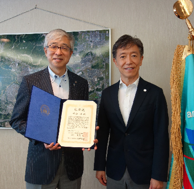 日本学術振興会から河合壯先端科学技術研究科長・物質創成科学領域長に感謝状が贈呈