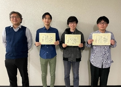 量子物理工学研究室の市場賢政さん、伊藤豪汰さん、岡崎魁さんが応用物理学会 極限的励起状態の形成と量子エネルギー変換研究グループ第4回研究会（第20回次世代先端光科学研究会）において講演奨励賞および若手奨励賞を受賞