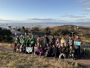 生駒山上遊園地を訪れた学生ら