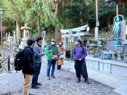 宝山寺で生駒観光ボランティアの方にガイドしてもらう学生ら