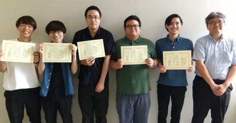 量子物理工学研究室の福嶋 宏之さん（博士後期課程3年）、Prom Kantuptimさん（博士後期課程2年）、市場 賢政さん（博士前期課程2年）、岡崎 魁さん（博士前期課程2年）、吉川 裕太さん（博士前期課程1年）が応用物理学会 極限的励起状態の形成と量子エネルギー変換研究グループ第6回研究会 兼 第22回次世代先端光科学研究会において講演奨励賞及び若手奨励賞を受賞 
