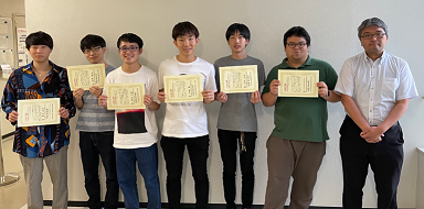 量子物理工学研究室の白鳥 大毅さん（博士後期課程3年）、Prom Kantuptimさん（博士後期課程2年）、市場 賢政さん（博士前期課程2年）、坂口 大貴さん（博士前期課程1年）、西川 晃弘さん（博士前期課程1年）、林 泰世さん（博士前期課程1年）が応用物理学会 極限的励起状態の形成と量子エネルギー変換研究グループ第7回研究会 兼 第23回次世代先端光科学研究会において講演奨励賞及び若手奨励賞を受賞